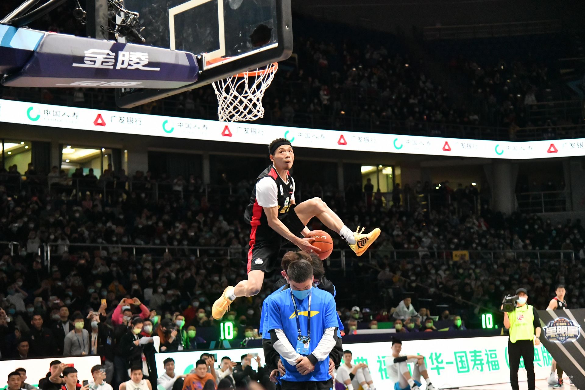 萨林杰成水货？广东三小外援太强势，杜锋缺一个“黑又硬”中锋！（萨林杰被打回原形？广东三小外援强势，杜锋亟需一名强硬中锋）