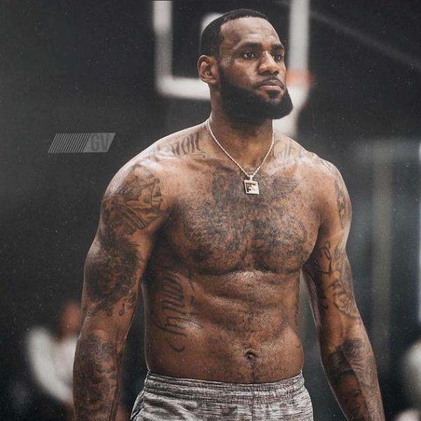 每体：拉菲尼亚没有经纪人也无意离开巴萨，他决心履行完合同（每体：拉菲尼亚无经纪人且无离队打算，坚决履行与巴萨合同至期）